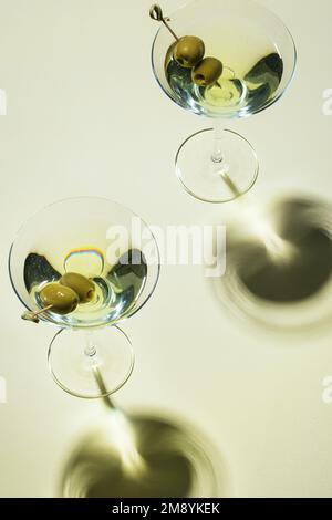 Deux verres de martini garnis d'olives. Cocktail avec gin et vermouth. Banque D'Images