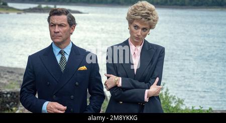 DOMINIC WEST et ELIZABETH DEBICKI dans LA COURONNE (2016), dirigé par PETER MORGAN. CREDIT: LEFT BANK PICTURES/SONY PICTURES TV PROD UK / ALBUM Banque D'Images