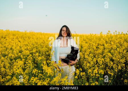 Des flamants roses sur le lac par une belle journée d'été Banque D'Images