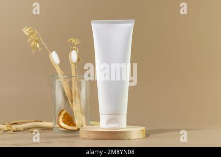 Kit de produits d'hygiène bucco-dentaire bio. Un dentifrice bio écologique, des brosses à dents dans un pot en verre sur un podium en bois avec espace de copie. Dents naturelles Banque D'Images