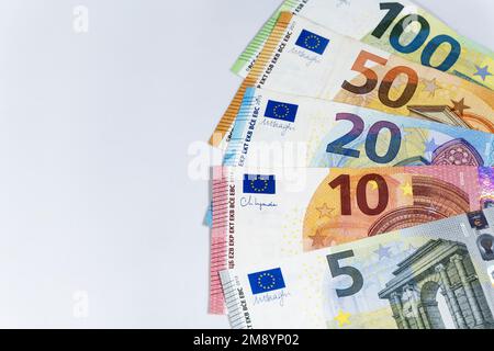 Éventail de billets en euro sur fond gris clair, concept monétaire et financier, espace copie, focus sélectionné Banque D'Images