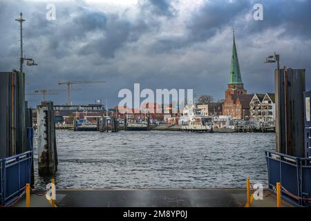 Lubeck Travemunde, Allemagne, 15 janvier 2023: Étape d'atterrissage du ferry traversant la rivière Trave de Priwall à la vieille ville de Travemunde sur la Balt Banque D'Images