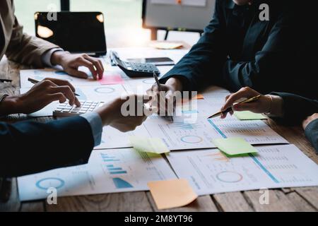 Business People Meeting Business Consulting brainstorming analyse de projet rapport vérifier investissement. Recherche de plan marketing. Documents sur la table Banque D'Images