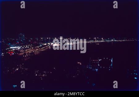 Marine Drive est également connu comme le collier de la Reine parce que, lorsqu'on le regarde la nuit depuis un point élevé n'importe où le long de la route, les lumières de rue ressemblent à une chaîne de perles dans un collier. Le nom officiel de cette route, bien que rarement utilisé, est Netaji Subhash Chandra Bose Road. Bayside Walkway nommé pour l'effet de ses lumières nocturnes Banque D'Images