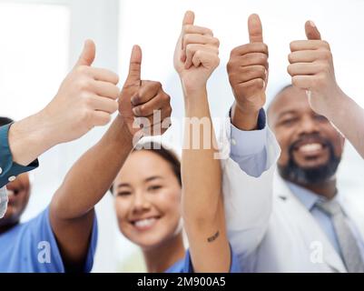 J'ai compris. un groupe de médecins montrant un pouce vers le haut dans un bureau. Banque D'Images