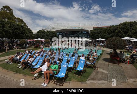 Sydney, Australie. 16th janvier 2023. Les spectateurs se reposent devant le Rod laver Arena de Melbourne Park lors du tournoi de tennis Open d'Australie 2013, à Melbourne, en Australie, le 16 janvier 2023. Credit: Bai Xuefei/Xinhua/Alay Live News Banque D'Images