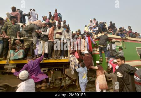 Dhaka. 16th janvier 2023. Les dévotés grimpent sur un train surpeuplé pour rentrer chez eux après avoir assisté à la congrégation musulmane annuelle Bichwa Ijtema à Tongi, à la périphérie de la capitale bangladaise Dhaka, le 15 janvier 2023. Credit: Xinhua/Alay Live News Banque D'Images