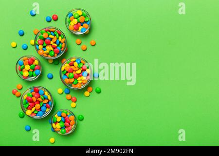 bonbons ronds de différentes couleurs dans un bol et des pots. Vue de dessus d'une grande variété de bonbons et de bonbons avec espace de copie. Banque D'Images
