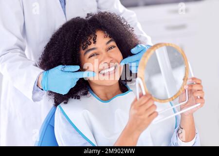 Il vous suffit de brosser les dents que vous voulez garder. une jeune femme qui vérifie son travail dentaire dans un miroir. Banque D'Images