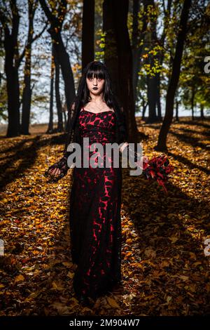 Photo verticale d'une mariée de cadavre effrayante dans la forêt d'automne Banque D'Images