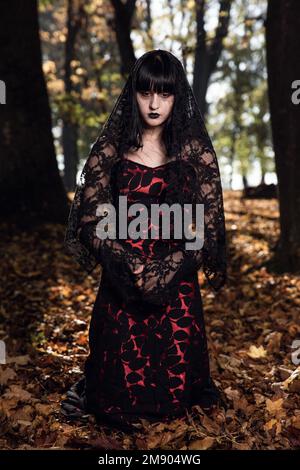 Photo verticale d'une mariée de cadavre effrayante dans la forêt d'automne Banque D'Images