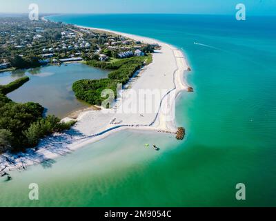 Vue aérienne de Longboat Key, entourée de bâtiments et d'eau Banque D'Images