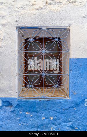 Détails de fenêtre dans la belle ville de Chefchaouen au Maroc. Également connu sous le nom de Chaouen ou le Blue Pearl, Blue City ou شفشاون الجوهرة الزرقاء . Banque D'Images