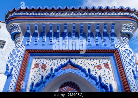 Détails de la porte dans la belle ville de Chefchaouen au Maroc. Également connu sous le nom de Chaouen ou le Blue Pearl, Blue City ou شفشاون الجوهرة الزرقاء . Banque D'Images