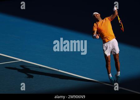 Melbourne, Australie. 16th janvier 2023. Rafael Nadal d'Espagne sert pendant le match de 1 entre Rafael Nadal d'Espagne et Jack Draper du Royaume-Uni jour 1 à l'Open de tennis australien 2023 à Rod laver Arena, Melbourne, Australie le 16 janvier 2023. Photo de Peter Dovgan. Utilisation éditoriale uniquement, licence requise pour une utilisation commerciale. Aucune utilisation dans les Paris, les jeux ou les publications d'un seul club/ligue/joueur. Crédit : UK Sports pics Ltd/Alay Live News Banque D'Images
