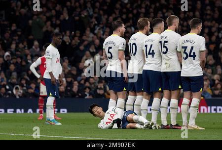 Londres, Royaume-Uni. 15th janvier 2023. Les joueurs de Tottenham Hotspur s'alignent sur un mur pour défendre un coup de pied libre comme Heung-min fils de Tottenham Hotspur se trouve sur le sol derrière le mur de Tottenham Hotspur. Match de la Premier League, Tottenham Hotspur v Arsenal au stade Tottenham Hotspur de Londres, le dimanche 15th janvier 2023. Cette image ne peut être utilisée qu'à des fins éditoriales. Utilisation éditoriale uniquement, licence requise pour une utilisation commerciale. Aucune utilisation dans les Paris, les jeux ou les publications d'un seul club/ligue/joueur. photo par Sandra Mailer/Andrew Orchard sports photographie/Alamy Live news Banque D'Images