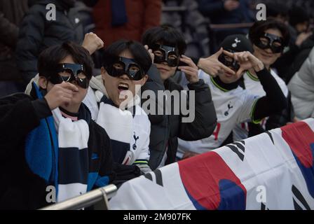 Londres, Royaume-Uni. 15th janvier 2023. Ventilateurs Tottenham Hotspur Heung-min son avec masques faciaux. Match de la Premier League, Tottenham Hotspur v Arsenal au stade Tottenham Hotspur de Londres, le dimanche 15th janvier 2023. Cette image ne peut être utilisée qu'à des fins éditoriales. Utilisation éditoriale uniquement, licence requise pour une utilisation commerciale. Aucune utilisation dans les Paris, les jeux ou les publications d'un seul club/ligue/joueur. photo par Sandra Mailer/Andrew Orchard sports photographie/Alamy Live News crédit: Andrew Orchard sports photographie/Alamy Live News Banque D'Images