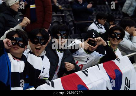 Londres, Royaume-Uni. 15th janvier 2023. Ventilateurs Tottenham Hotspur Heung-min son avec masques faciaux. Match de la Premier League, Tottenham Hotspur v Arsenal au stade Tottenham Hotspur de Londres, le dimanche 15th janvier 2023. Cette image ne peut être utilisée qu'à des fins éditoriales. Utilisation éditoriale uniquement, licence requise pour une utilisation commerciale. Aucune utilisation dans les Paris, les jeux ou les publications d'un seul club/ligue/joueur. photo par Sandra Mailer/Andrew Orchard sports photographie/Alamy Live News crédit: Andrew Orchard sports photographie/Alamy Live News Banque D'Images