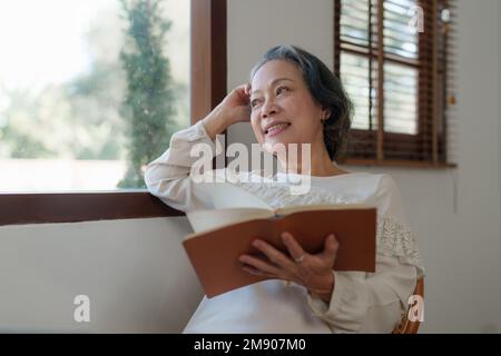 Smart asian mature femme d'affaires d'âge moyen chef de la direction professeur, e-learning, travaillant à distance en ligne dans le bureau à domicile Banque D'Images