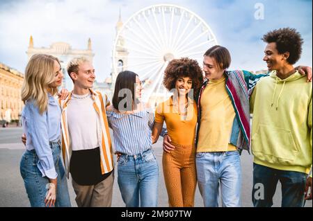 Les jeunes multiraciaux ensemble de réunion et de rassemblement social - Groupe d'amis avec des races mixtes ayant l'amusement en plein air dans la ville - amitié et lif Banque D'Images