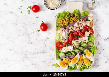 Salade cobb saine avec jambon, concombre, tomate, olives, feta et œufs. Déjeuner cétogène. Vue de dessus, au-dessus de la tête Banque D'Images