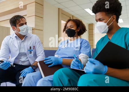 professeur médecin donner des conseils et discuter avec l'équipe étudiante stagiaire pour la planification de la chirurgie et le traitement des patients dans l'école de médecine de l'hôpital Banque D'Images