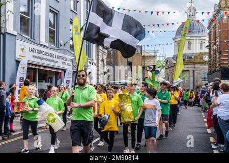 Personnel enseignants et étudiants élèves de Humphry Davy participant à une procession le jour de Mazey pendant le festival Golowan à Cornwall en Angleterre Banque D'Images