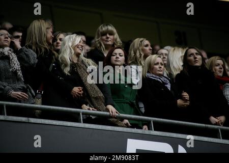 CHARLOTTE CHURCH, WALES RUGBY MATCH, 2008 : pays de Galles contre Italie au Millennium Stadium de Cardiff le 23 février 2008. Photographie : ROB WATKINS 2007 photo : la Charlotte Church, âgée de 22 ans, soutient son petit ami Gavin Henson parmi les autres Wags gallois du rugby dans la foule. Le pays de Galles a remporté le Grand Chelem cette saison. Banque D'Images