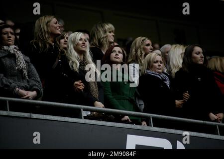 CHARLOTTE CHURCH, WALES RUGBY MATCH, 2008 : pays de Galles contre Italie au Millennium Stadium de Cardiff le 23 février 2008. Photographie : ROB WATKINS 2007 photo : la Charlotte Church, âgée de 22 ans, soutient son petit ami Gavin Henson parmi les autres Wags gallois du rugby dans la foule. Le pays de Galles a remporté le Grand Chelem cette saison. Banque D'Images