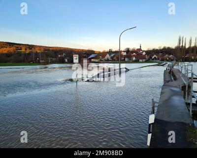 16 janvier 2023, Bavière, Untermerzbach-Memmelsdorf: La rivière itz a débordé ses berges (vue depuis le pont d'inondation, en arrière-plan le village de Gleusdorf peut être vu). Entre Gleusdorf (municipalité d'Untermerzbach, district de Hassberge) et Bussendorf (Markt Rattelsdorf, district de Bamberg), les prés sont sous l'eau, la route de liaison entre les deux villes est fermée. Photo: PIA Bayer/dpa Banque D'Images