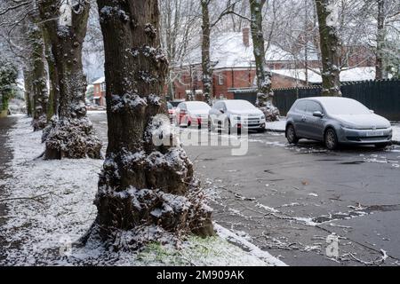 Newcastle upon Tyne, Royaume-Uni. 16th janvier 2023. Une rue de banlieue dans la neige. Avertissement météorologique jaune pour la neige et la glace qui affectent les voyages au travail et à l'école dans le nord-est de l'Angleterre, avec la pression froide qui devrait se poursuivre tout au long de la semaine. Banque D'Images