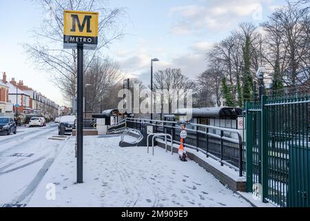 Newcastle upon Tyne, Royaume-Uni. 16th janvier 2023. Gare d'Ilford Road sur le système de train léger Tyne et Wear Metro dans la neige. Avertissement météorologique jaune pour la neige et la glace qui affectent les voyages au travail et à l'école dans le nord-est de l'Angleterre, avec la pression froide qui devrait se poursuivre tout au long de la semaine. Banque D'Images