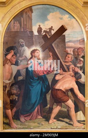 VARALLO, ITALIE - 17 JUILLET 2022: La peinture Jésus porte sa croix dans l'église Collégiata di San Gaudenzio par Enrico Reffo à partir de fin 19. cent. Banque D'Images