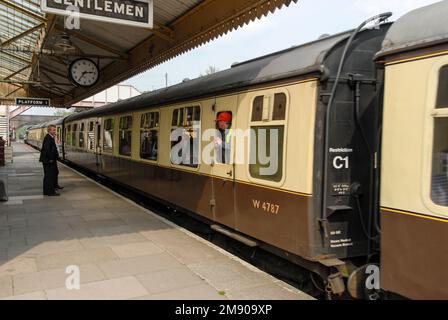 Des passagers de train à bord d'une flotte de wagons d'époque à la gare de Toddington, dans les Cotswolds, en Grande-Bretagne. Elle fait partie de l'héritage du G Banque D'Images