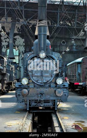 ancienne locomotive à vapeur reconstruite dans le musée Banque D'Images