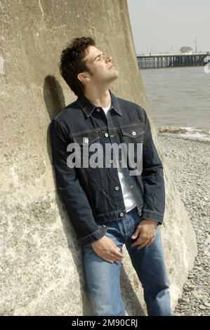 Gethin JONES, JEUNE, PORTRAIT, 2003 : Gethin Jones, Bachelor of the Year 2003 et présentateur TV BBC Blue Peter, sur Penarth Sea Front près de Cardiff dans le sud du pays de Galles, 31 août 2003. Photographie : ROB WATKINS. INFO : Gethin Jones, né le 12 février 1978, est un animateur et acteur de télévision gallois. Connu pour son travail sur l'émission pour enfants Blue Peter de la BBC, il est également apparu dans diverses émissions britanniques, dont Strictly Come Dancing et Morning Live. Banque D'Images