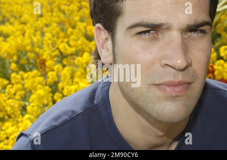 Gethin JONES, JEUNE, PORTRAIT, 2003 : Gethin Jones, Bachelor of the Year 2003 et présentateur TV BBC Blue Peter, sur Penarth Sea Front près de Cardiff dans le sud du pays de Galles, 31 août 2003. Photographie : ROB WATKINS. INFO : Gethin Jones, né le 12 février 1978, est un animateur et acteur de télévision gallois. Connu pour son travail sur l'émission pour enfants Blue Peter de la BBC, il est également apparu dans diverses émissions britanniques, dont Strictly Come Dancing et Morning Live. Banque D'Images