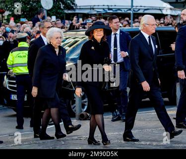 Athènes, Grèce. 16th janvier 2023. Le roi Carl Gustaf et la reine Sylvia de Suède arrivent à la cathédrale métropolitaine d'Athènes, sur 16 janvier 2023, pour assister aux funérailles de HM le roi Constantine II, (2 -6-1940 –† 10-1- 2023), ancien roi des hellènes photo: Albert Nieboer/pays-Bas OUT/point de vue OUT crédit: dpa Picture Alliance/Alay Live News Banque D'Images