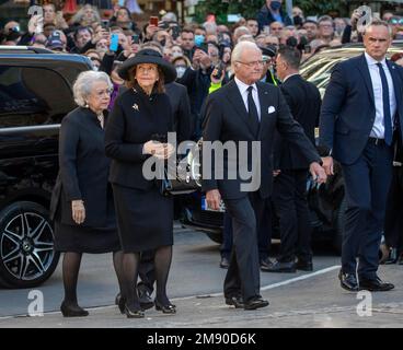 Athènes, Grèce. 16th janvier 2023. Le roi Carl Gustaf et la reine Sylvia de Suède arrivent à la cathédrale métropolitaine d'Athènes, sur 16 janvier 2023, pour assister aux funérailles de HM le roi Constantine II, (2 -6-1940 –† 10-1- 2023), ancien roi des hellènes photo: Albert Nieboer/pays-Bas OUT/point de vue OUT crédit: dpa Picture Alliance/Alay Live News Banque D'Images