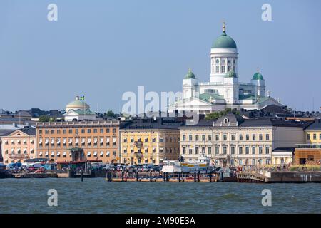 Helsinki vue de la mer lors de la belle journée d'été. Banque D'Images