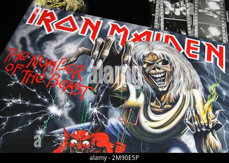 Viersen, Allemagne - 9 novembre. 2022: Gros plan de l'album de vinyles isolés le nombre de la bête du groupe de rock Metal Iron Maiden Banque D'Images