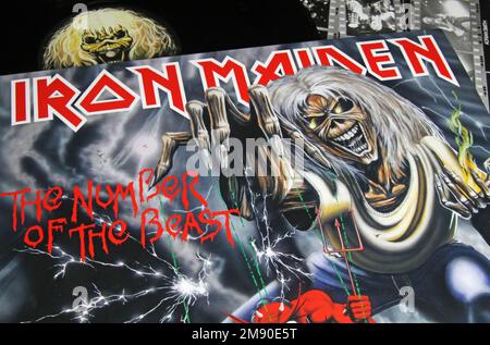 Viersen, Allemagne - 9 novembre. 2022: Gros plan de l'album de vinyles isolés le nombre de la bête du groupe de rock Metal Iron Maiden Banque D'Images