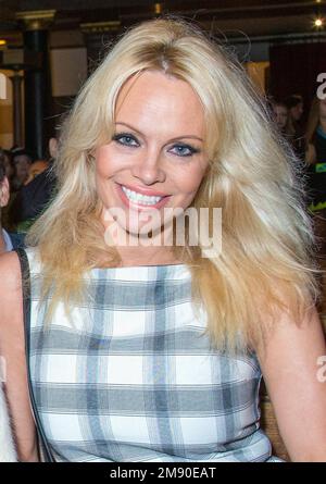 Londres, Royaume-Uni. 14 octobre 2016. Pamela Anderson assiste à une soirée avec Vivienne Westwood discutant de son nouveau livre 'Get A Life! Les Diaries de Vivienne Westwood' à l'église Saint-Jacques sur 14 octobre 2016 à Londres, Angleterre. Credit: S.A.M./Alay Live News Banque D'Images