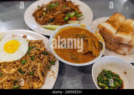 Riz frit et curry d'agneau servi au restaurant de Kuala Lumpur, Malaisie Banque D'Images