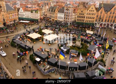 Place du marché de Bruges avec ses nouveaux étals de conteneurs. Begium. Novembre 2022 Banque D'Images