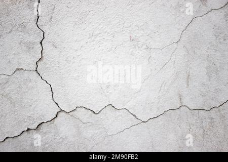 Mur de béton concassé recouvert de ciment gris en arrière-plan de surface Banque D'Images