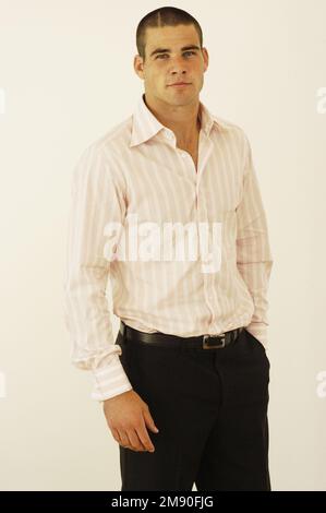 MIKE PHILLIPS, LION BRITANNIQUE, JEUNE, 2004 : le joueur de rugby du pays de Galles et des Llanelli Scarlets MIKE PHILLIPS photographié en tant que jeune étoile montante pour une diffusion de la mode le 16 septembre 2004 à Cardiff, pays de Galles, Royaume-Uni. Photographie : ROB WATKINS. INFO : Mike Phillips est un ancien joueur de rugby gallois connu pour son style puissant et physique en tant que demi-mêlée. Joueur clé du pays de Galles et des Lions britanniques et irlandais, Phillips a remporté 99 sélections et a joué un rôle déterminant dans plusieurs titres des six Nations. Banque D'Images