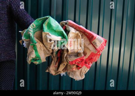 Collecte séparée des déchets de papier. Mains humaines tenant les papiers pour recyclage. Des gens respectueux de l'environnement. La main de femme contient les déchets de papier recyclables Banque D'Images