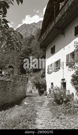 L'architecture rurale du village de Soglio au crépuscule dans la gamme Bregaglia - Suisse. Banque D'Images