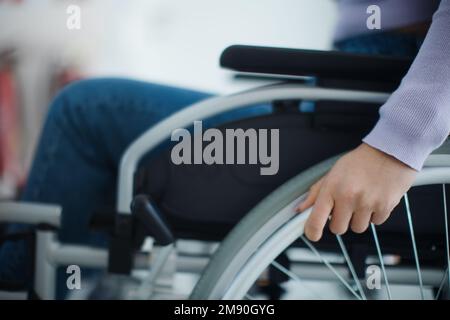 Gros plan de la jeune femme en fauteuil roulant à l'hôpital. Banque D'Images